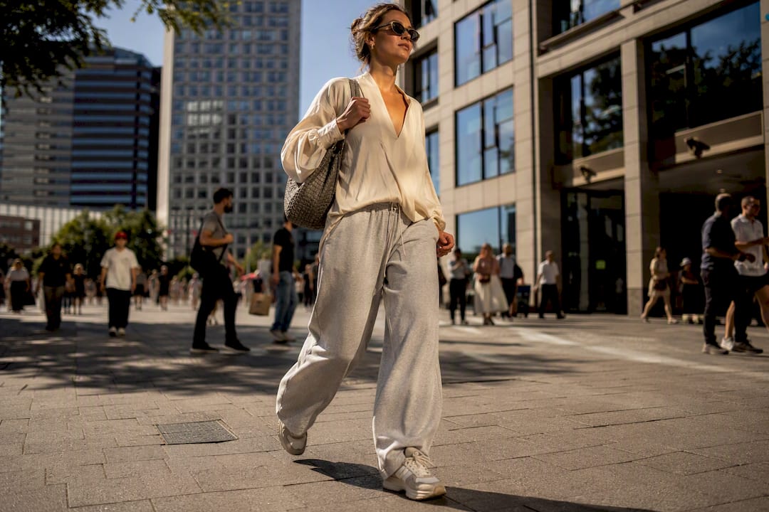 Person läuft modisch gekleidet in übergroßen Jogginghosen