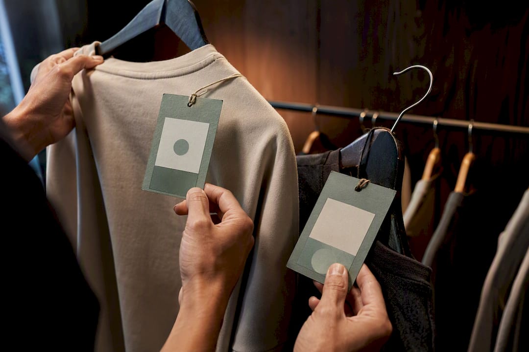 Anonyme Modefans testen im Showroom Kleidung