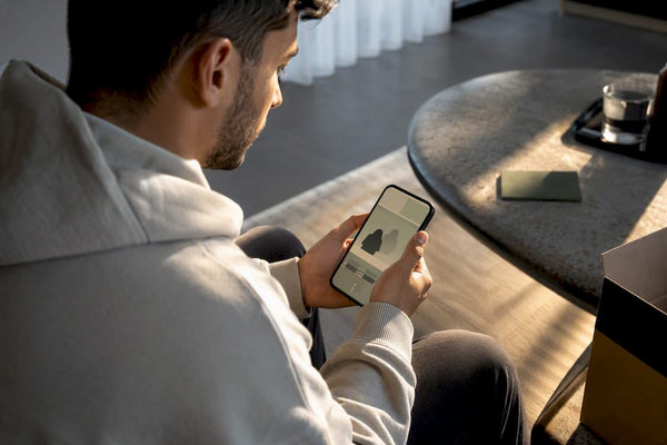 Smartphone mit abstrakter Drop-App in einer ruhigen Wohnung