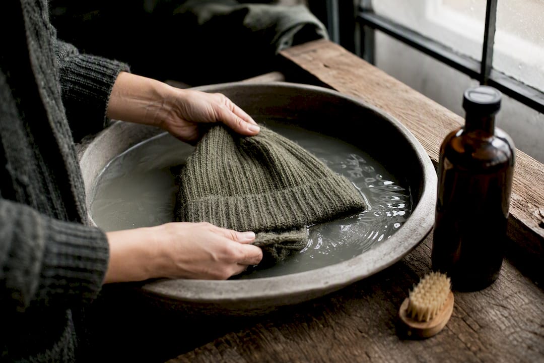 Die Merino-Mütze am besten von Hand mit lauwarmem Wasser waschen.
