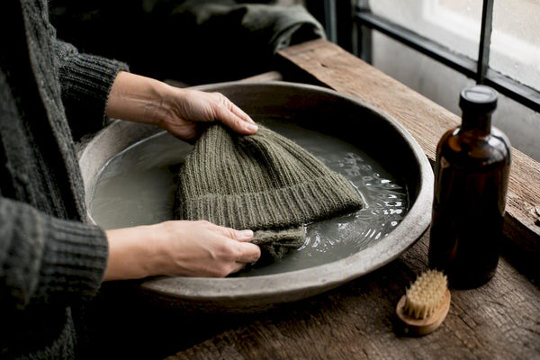 Die Merino-Mütze am besten von Hand mit lauwarmem Wasser waschen.