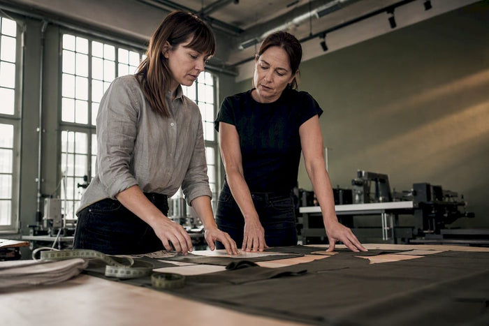 Eine Auditorin begutachtet die Arbeitsbedingungen in einer Bekleidungsfabrik