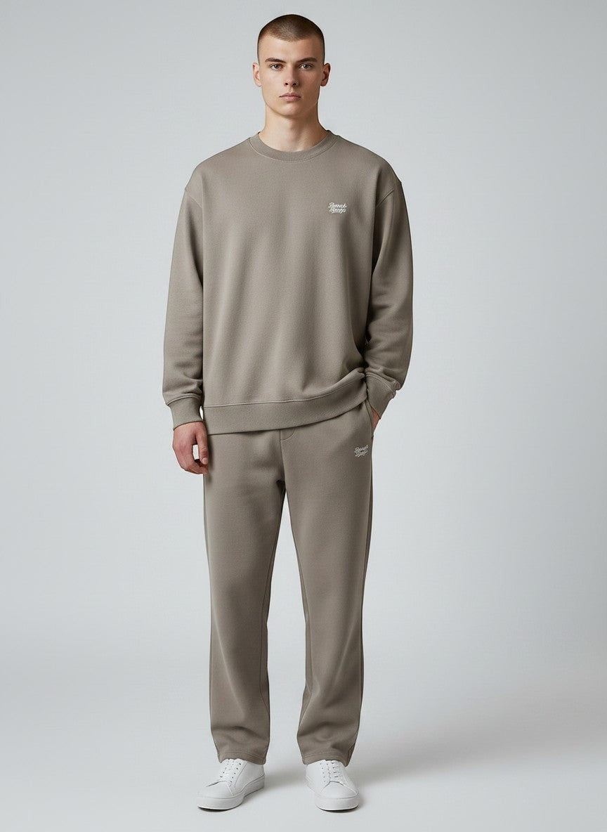BeachBodyz® beige cotton blend jogginghose with elastic waistband and subtle logo embroidery. Comfortable streetwear style.
