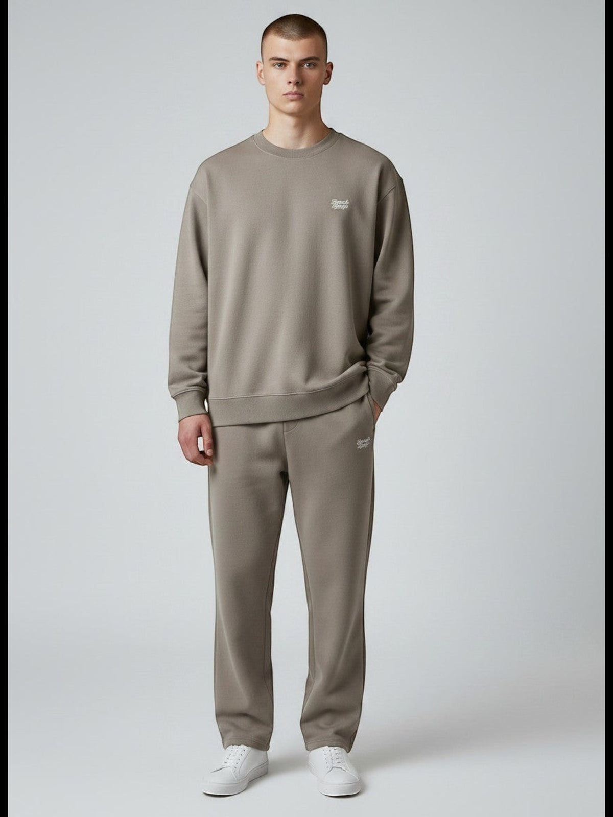 BeachBodyz® beige cotton blend jogginghose with elastic waistband and subtle logo embroidery. Comfortable streetwear style.