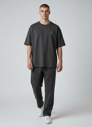BeachBodyz® black cotton blend jogginghose with elastic waistband and subtle logo. Comfortable streetwear for men and women.