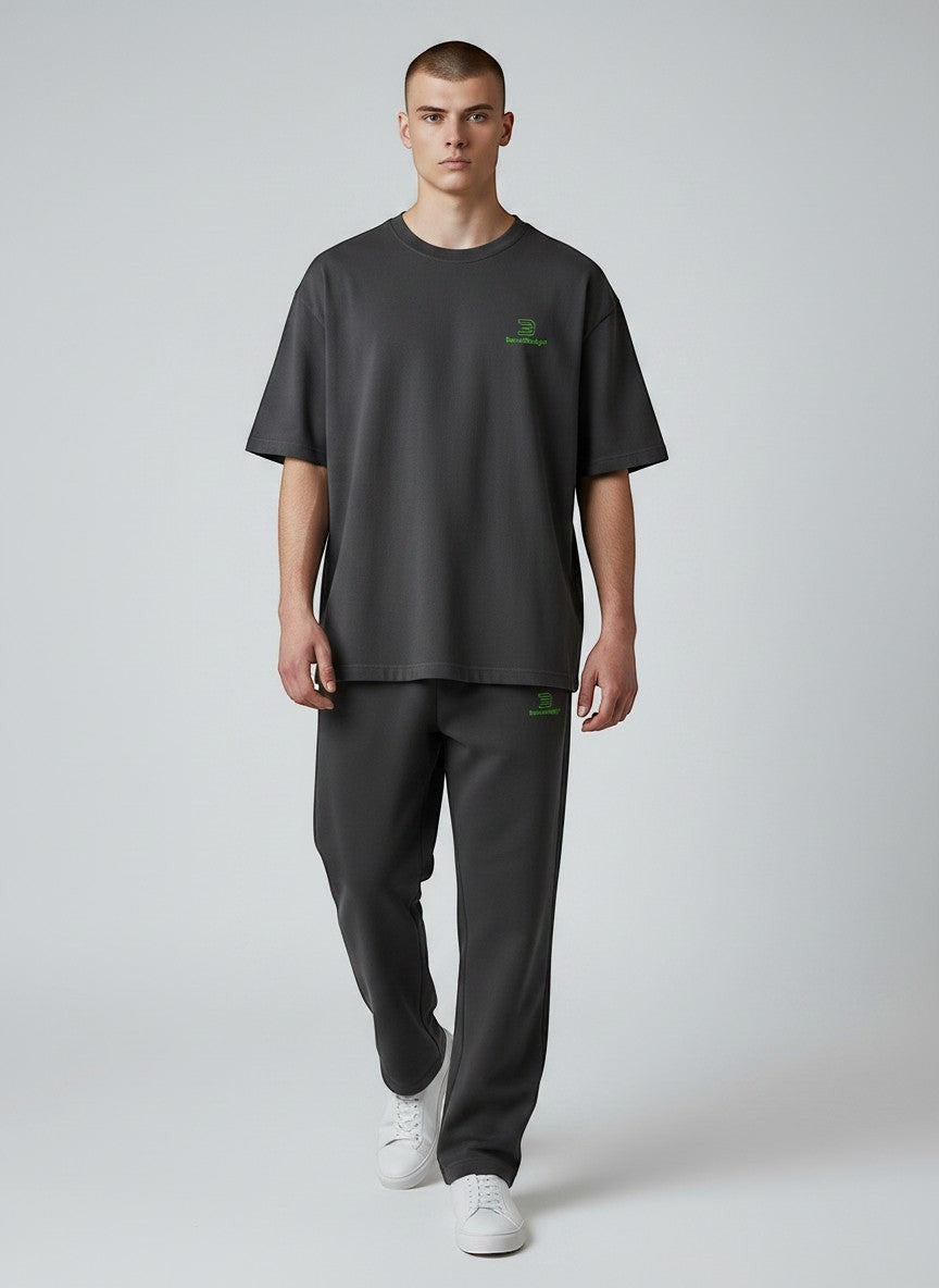BeachBodyz® black cotton blend jogginghose with elastic waistband and subtle logo. Comfortable streetwear for men and women.