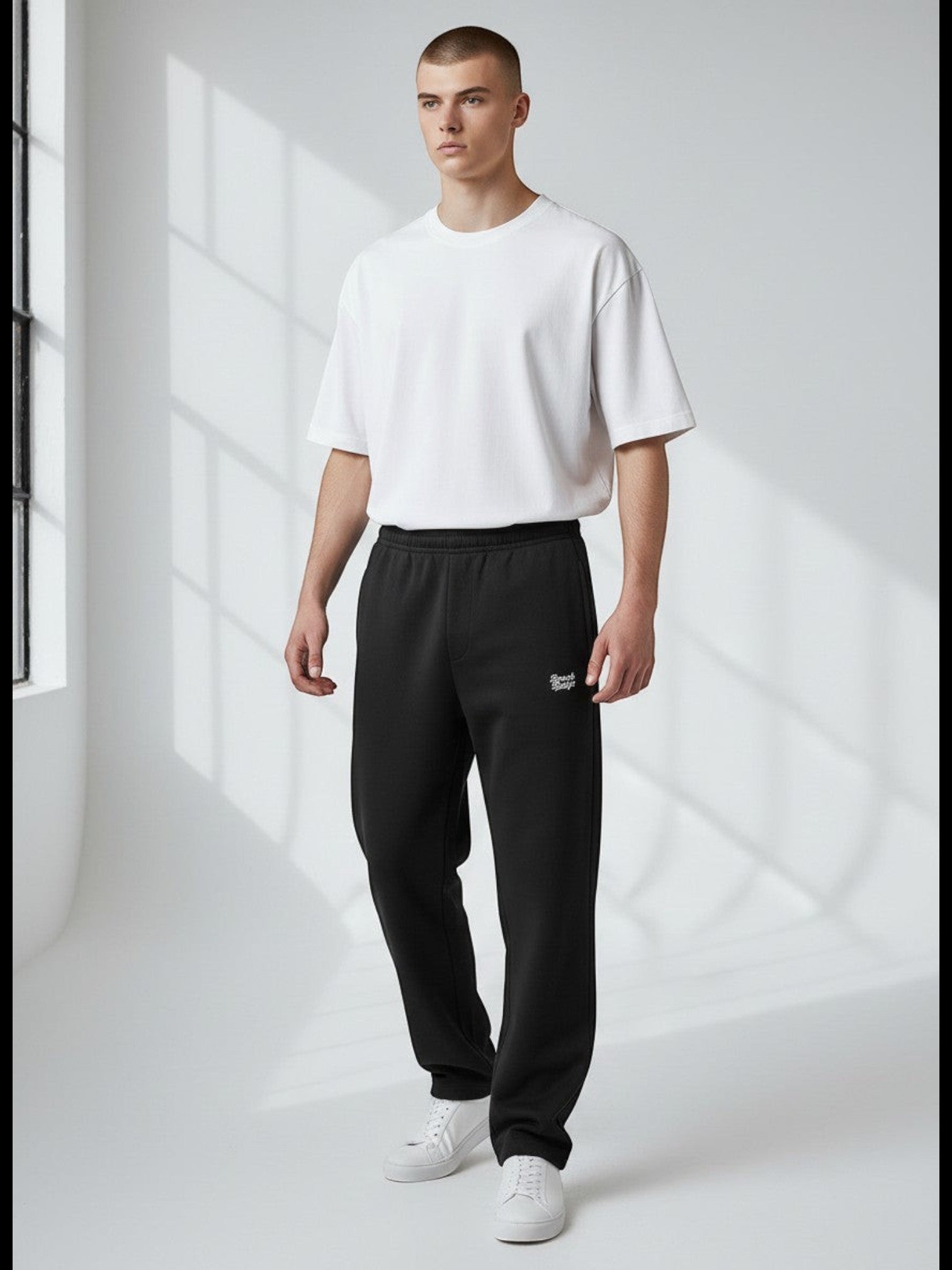 BeachBodyz black oversized fluffy jogginghose with elastic waistband and cuffs, featuring a small embroidered logo.