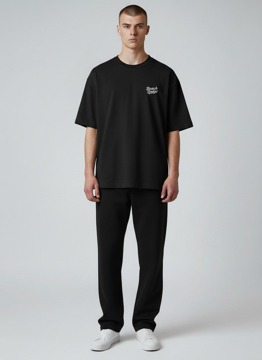 BeachBodyz® schwarzes Oversize T-Shirt aus Bio-Baumwolle mit dezenter Bruststickerei und Rundhalsausschnitt.