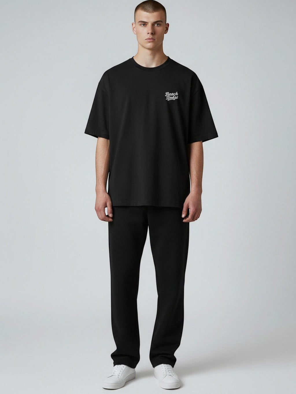 BeachBodyz® schwarzes Oversize T-Shirt aus Bio-Baumwolle mit dezenter Bruststickerei und Rundhalsausschnitt.