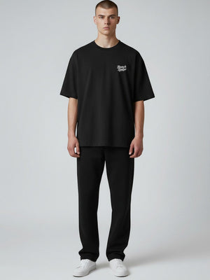 BeachBodyz® schwarzes Oversize T-Shirt aus Bio-Baumwolle mit dezenter Bruststickerei und Rundhalsausschnitt.