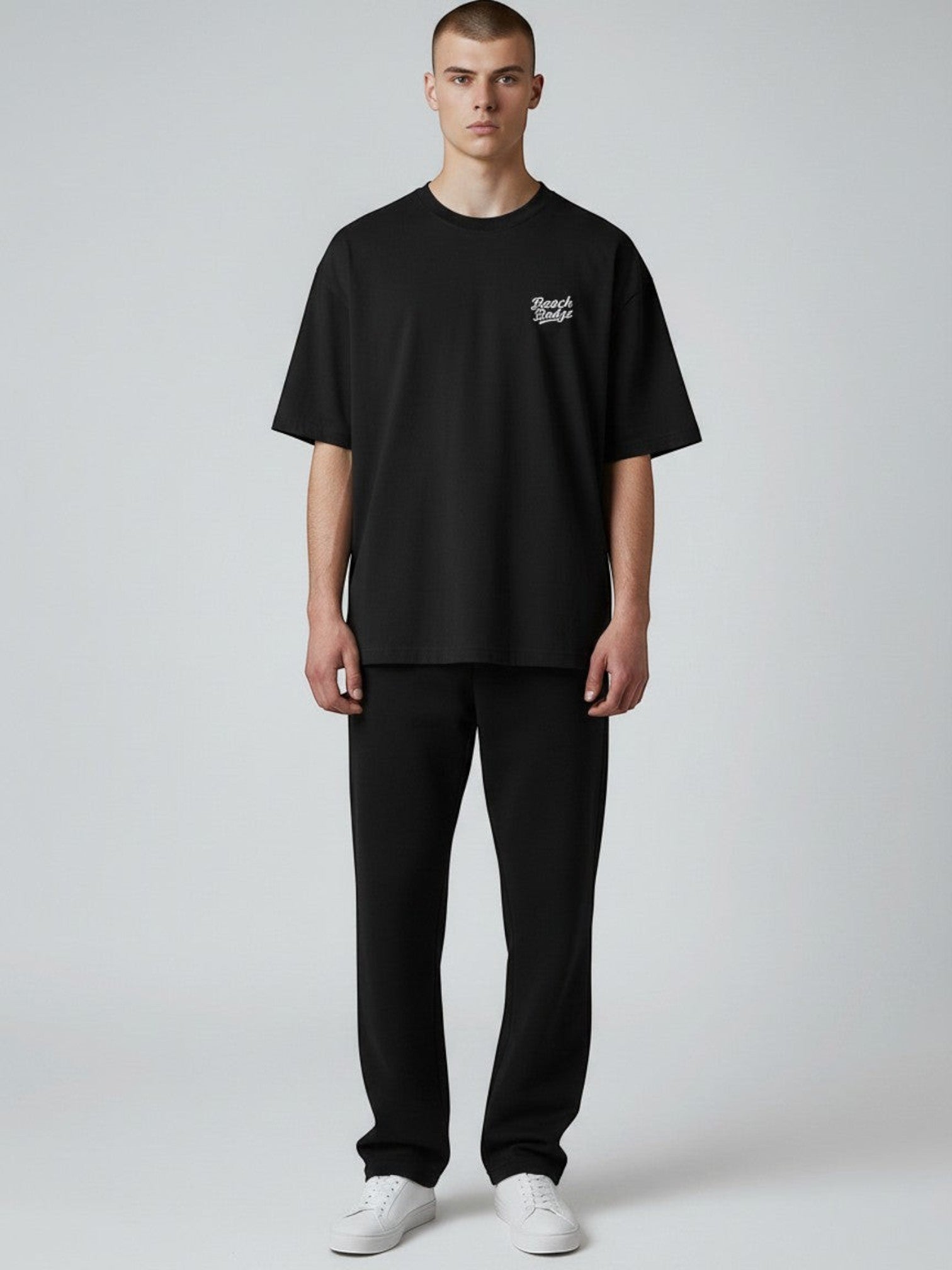 BeachBodyz® schwarzes Oversize T-Shirt aus Bio-Baumwolle mit dezenter Bruststickerei und Rundhalsausschnitt.
