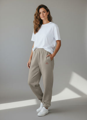 BeachBodyz® Essential Fluffy Jogginghose in U. Beige, soft cotton blend, relaxed fit, drawstring waist, side pockets.