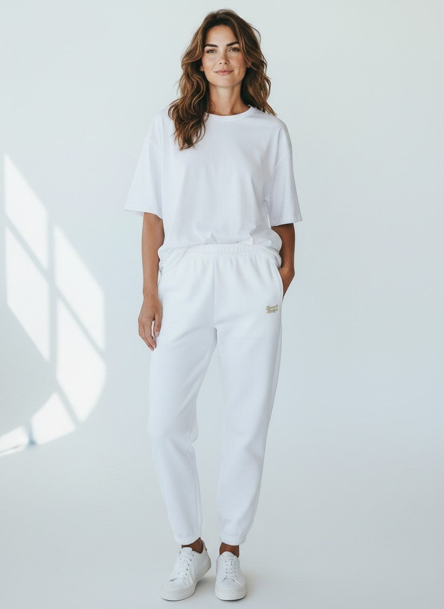 BeachBodyz® white cotton-polyester blend jogginghose with elastic waistband and subtle logo embroidery.