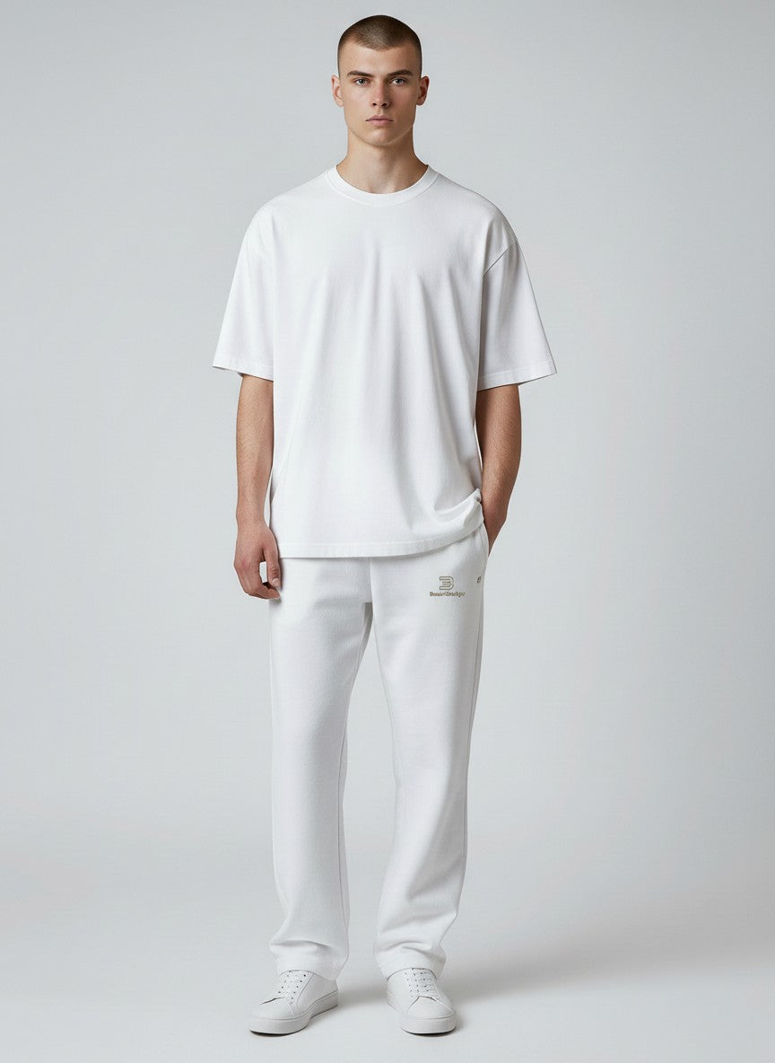 BeachBodyz® white fluffy oversized jogginghose with elastic waistband and drawstring. Comfortable streetwear pants.