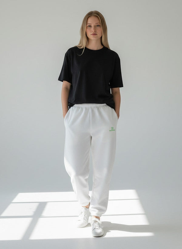 BeachBodyz® white fluffy oversized jogginghose with green logo, elastic waistband and cuffs.