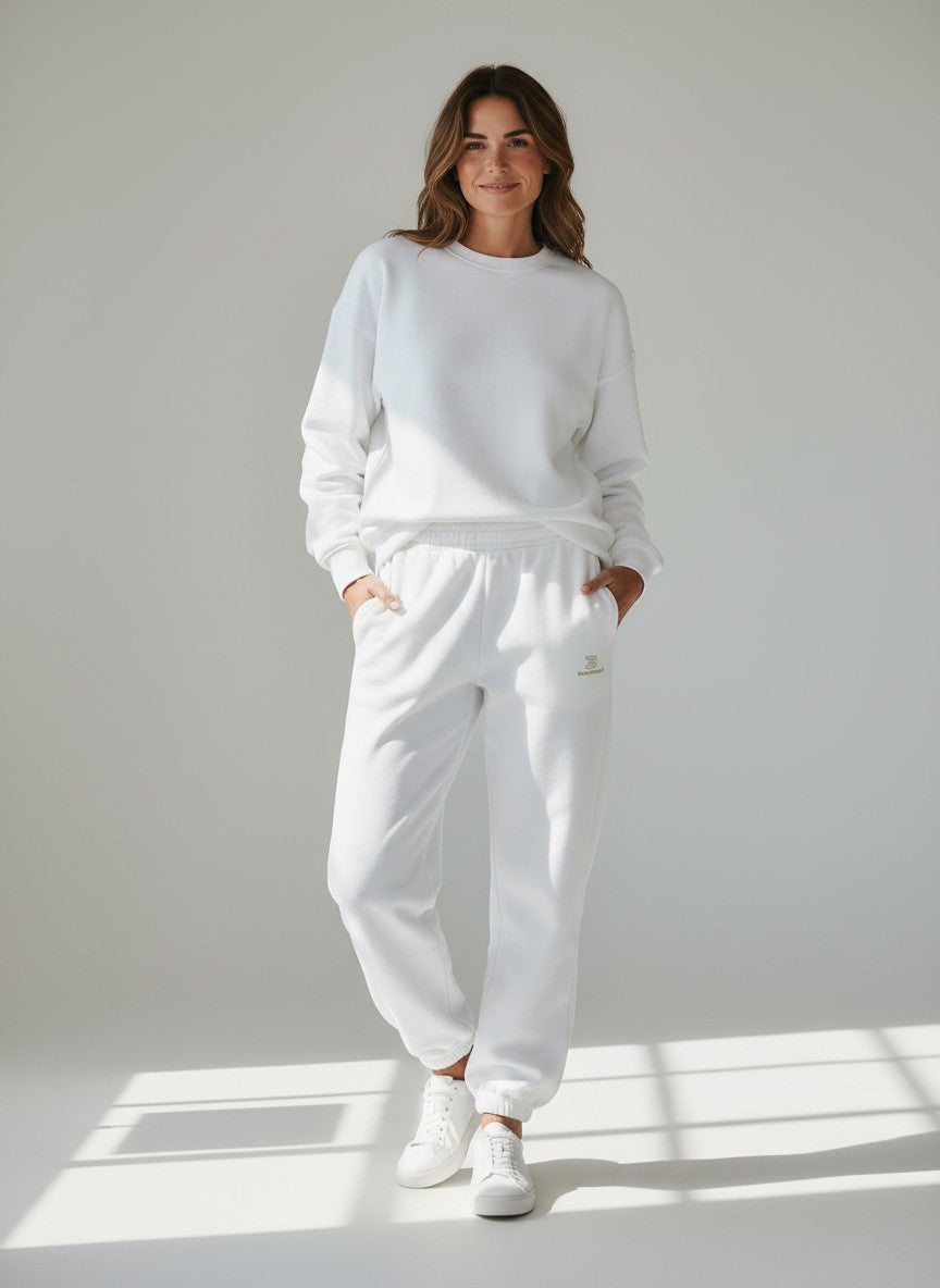 BeachBodyz® white fluffy oversized jogginghose with elastic waistband and logo detail. Comfortable streetwear for men and women.