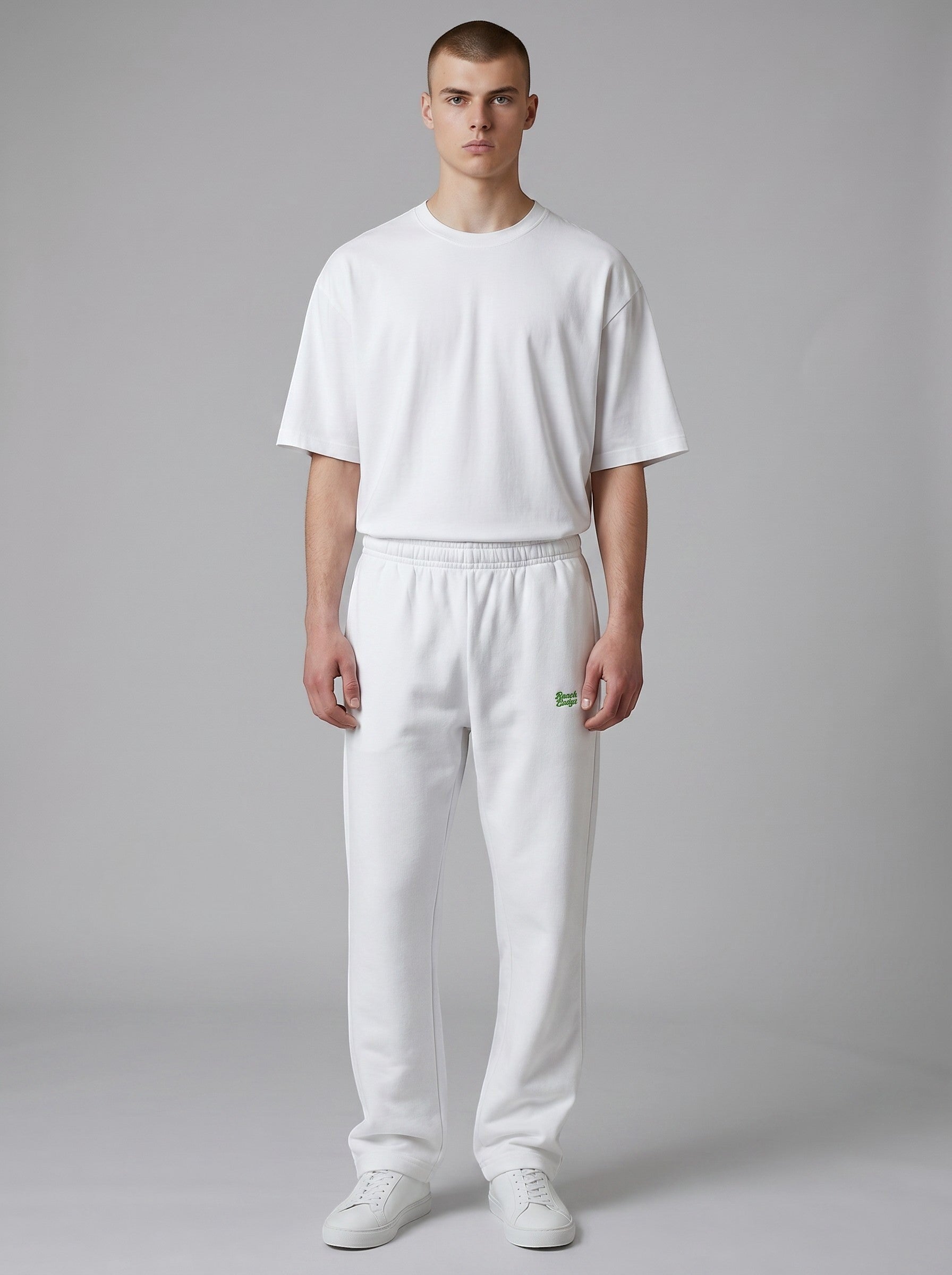 BeachBodyz® white fluffy oversized jogginghose with embroidered logo. Comfortable cotton blend for ultimate coziness.