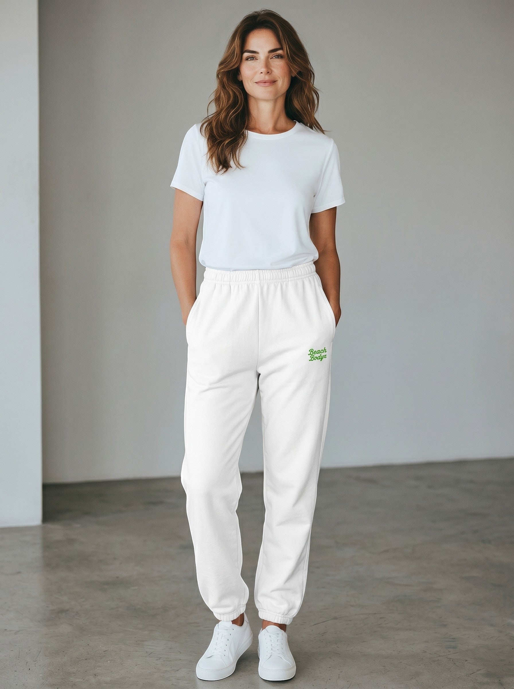 BeachBodyz® white fluffy oversized jogginghose with elastic waistband and drawstring. Soft cotton blend for ultimate comfort.